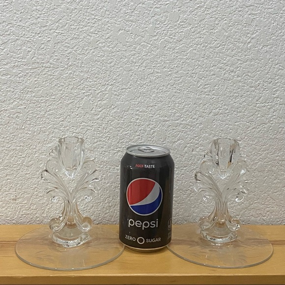 Pair of Vintage New Martinsville Janice Hughe’s Cornflower Cut Candle Holders - Picture 5 of 10